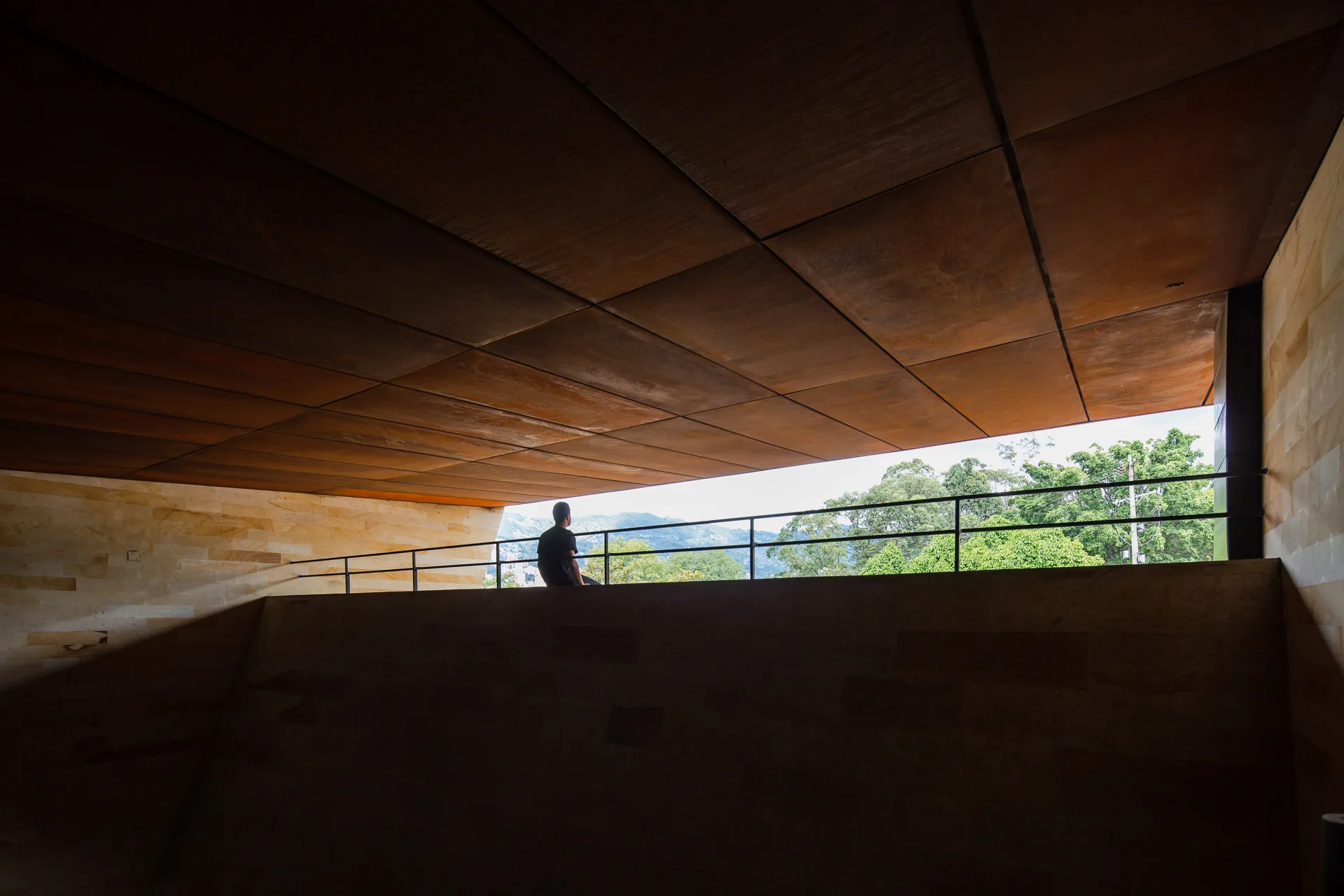 Juego de sombras geométricas proyectadas por la luz natural en el altar del Templo de las Cenizas.
